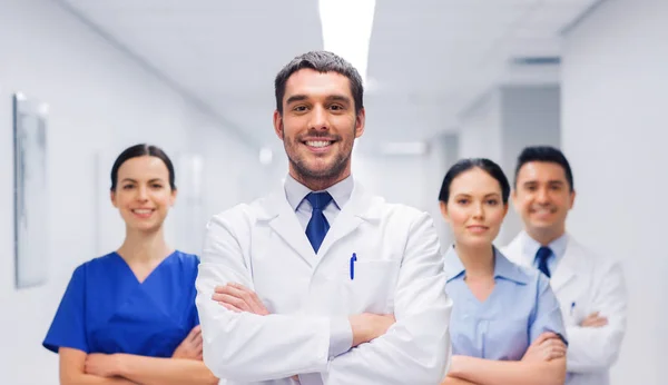 Glückliche Gruppe von Sanitätern oder Ärzten im Krankenhaus — Stockfoto