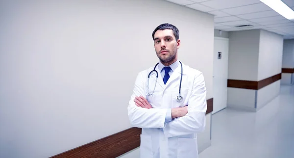 Medico con stetoscopio nel corridoio ospedaliero — Foto Stock