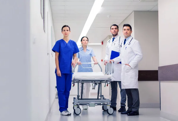 Skupina lékařů s nosítka v nemocnici — Stock fotografie