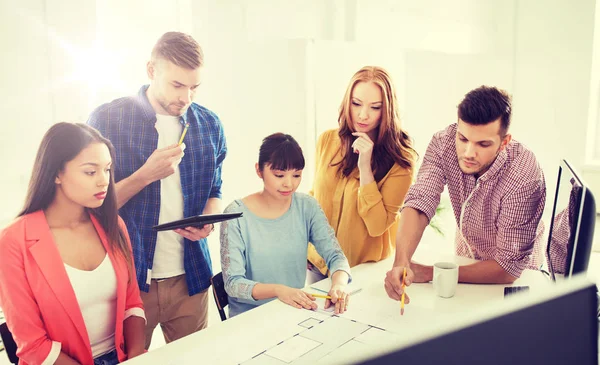 Kreativ-Team mit Blaupause im Büro — Stockfoto