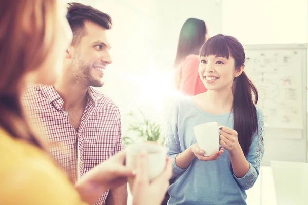 Glückliches kreatives Team trinkt Kaffee im Büro — Stockfoto