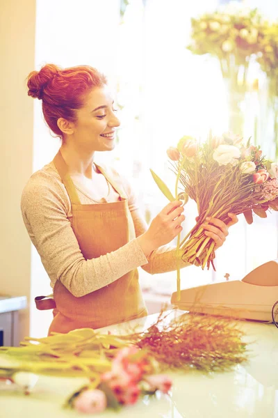 Smiling florist woman making bunch at flower shop — Stock Photo, Image