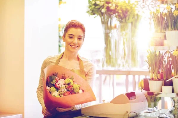 Smiling florist woman with bunch at flower shop — Stock Photo, Image