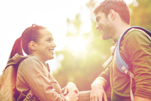 Sorrindo casal com mochilas na natureza — Fotografia de Stock