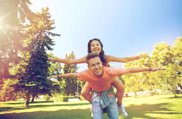 Feliz pareja adolescente divirtiéndose en el parque de verano —  Fotos de Stock