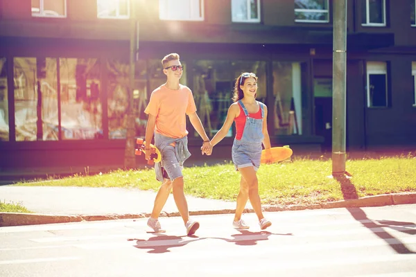 Couple adolescent avec planches à roulettes sur la rue de la ville — Photo