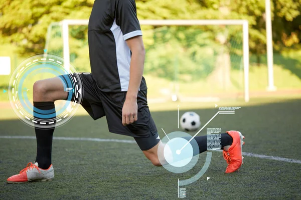 Futbolista estiramiento pierna en campo de fútbol — Foto de Stock