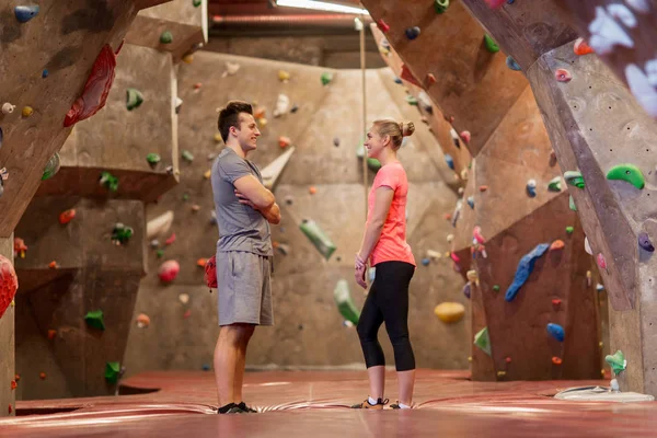 Homem e mulher conversando no ginásio de escalada indoor — Fotografia de Stock
