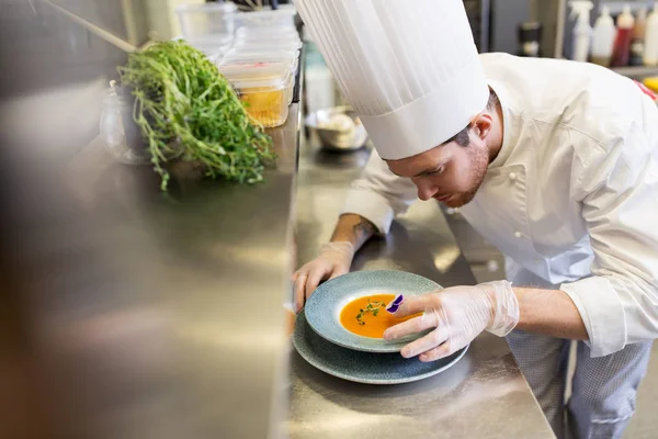 Chef masculino plato de decoración con flor de pansy — Foto de Stock