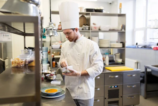 Szczęśliwy szef mężczyzna gotowanie jedzenie w restauracji kitchen — Zdjęcie stockowe