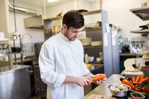 Szczęśliwy szef mężczyzna gotowanie jedzenie w restauracji kitchen — Zdjęcie stockowe