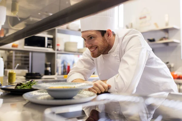 Šťastný muž kuchař vaření jídlo v restauraci kitchen — Stock fotografie