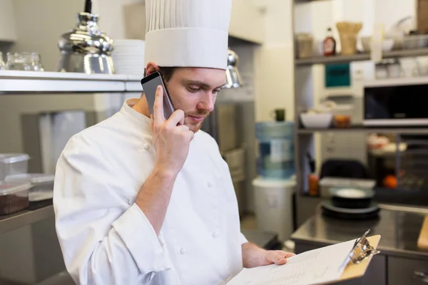 Chef appelant sur smartphone au restaurant cuisine — Photo