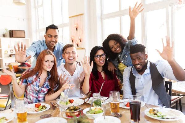 Amigos felizes comendo no restaurante — Fotografia de Stock