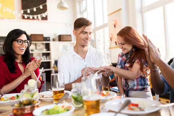 Glücklicher Mann macht Frau im Restaurant einen Heiratsantrag — Stockfoto