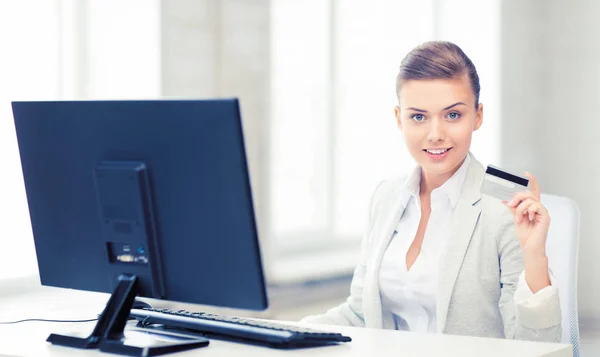 Affärskvinna med datorn med hjälp av kreditkort — Stockfoto