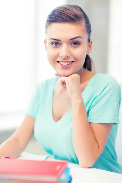 Feliz estudiante sonriente con libros — Foto de Stock