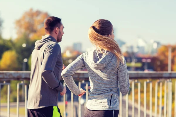 Pareja feliz corriendo al aire libre — Foto de Stock