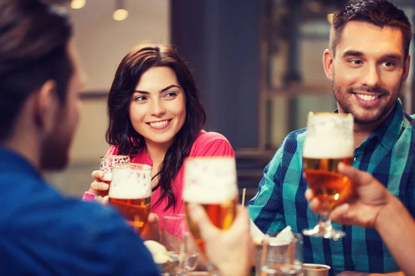 Друзья обедают и пьют пиво в ресторане — стоковое фото