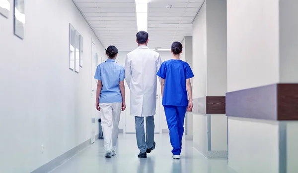 Gruppe von Sanitätern oder Ärzten, die am Krankenhaus entlang gehen — Stockfoto