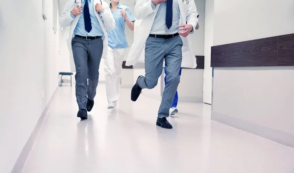 Close up van dokters of artsen uitgevoerd in ziekenhuis — Stockfoto