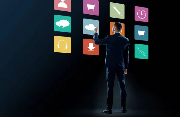 Бизнесмен в костюме трогает иконки виртуального меню — стоковое фото