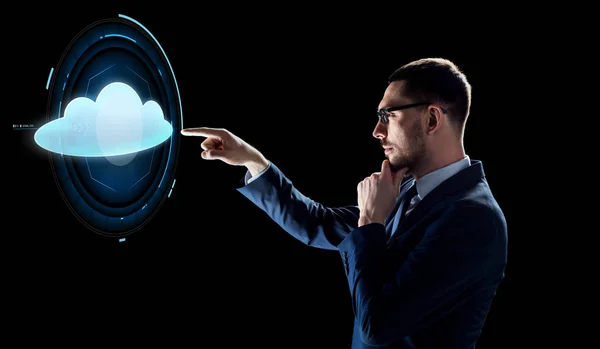 Homme d'affaires sur noir avec projection nuage — Photo