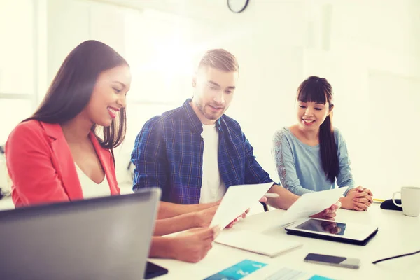 Feliz equipo creativo o estudiantes que trabajan en la oficina —  Fotos de Stock