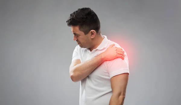 Uomo infelice che soffre di dolore alla spalla — Foto Stock