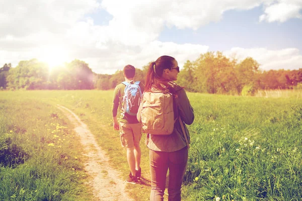 Casal feliz com mochilas caminhadas ao ar livre — Fotografia de Stock