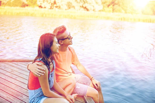 Gelukkig tiener paar knuffelen op rivier ligplaats — Stockfoto