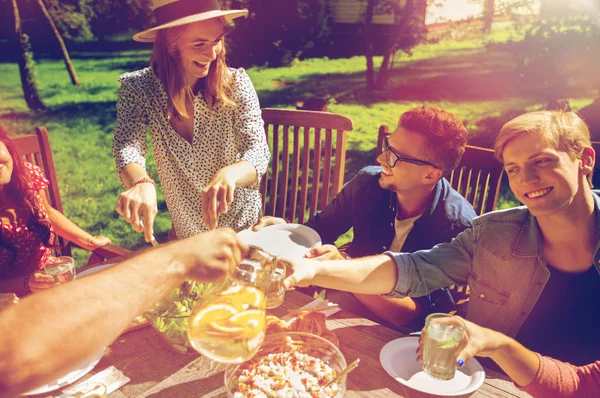 Glückliche Freunde beim Abendessen bei sommerlicher Gartenparty — Stockfoto