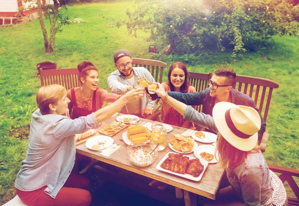 Happy přátelé na večeři na letní zahradní slavnost — Stock fotografie