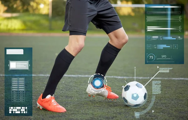 Jugador de fútbol jugando con pelota en el campo de fútbol — Foto de Stock