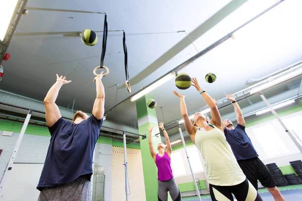 Gruppo di persone con allenamento di palline mediche in palestra — Foto Stock