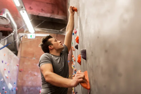 Jovem se exercitando no ginásio de escalada indoor — Fotografia de Stock