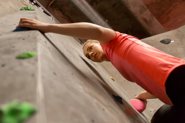 Jovem mulher se exercitando no ginásio de escalada indoor — Fotografia de Stock