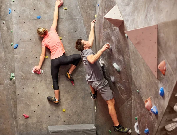 Entrenamiento de hombre y mujer en la pared del gimnasio de escalada interior —  Fotos de Stock