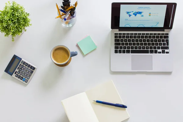 Laptop, telefoon en andere office-spullen op tafel — Stockfoto