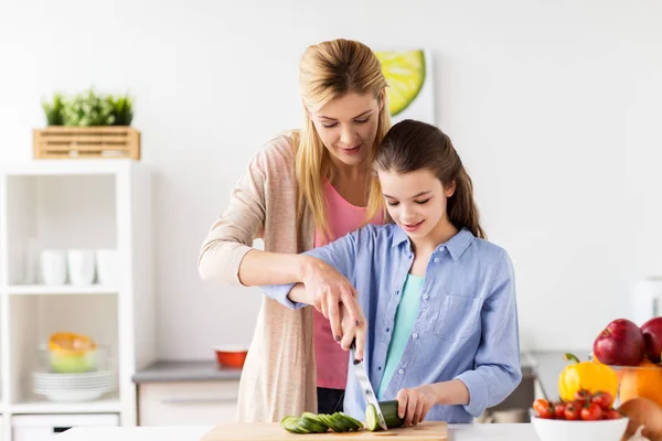 Happy family cooking dinner at home kitchen — Stock Photo, Image