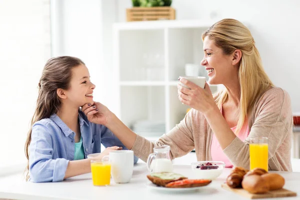 Família feliz tomando café da manhã em casa cozinha — Fotografia de Stock