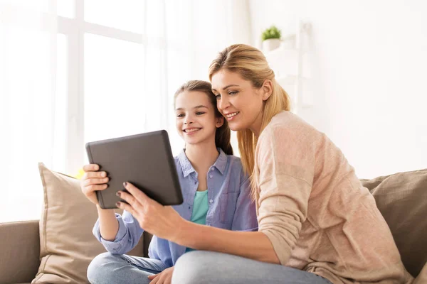 Gelukkig gezin met tablet pc thuis — Stockfoto