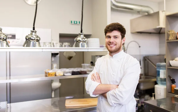 Cocinero hombre feliz en la cocina del restaurante — Foto de Stock