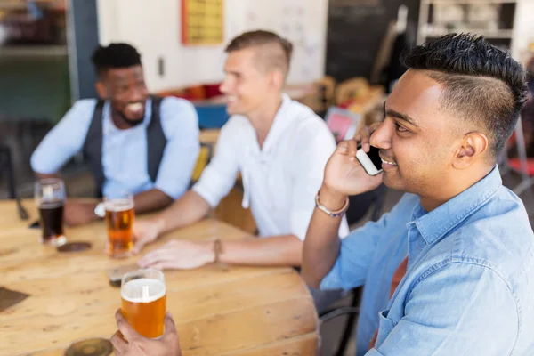 Homme appelant sur smartphone et boire de la bière au bar — Photo