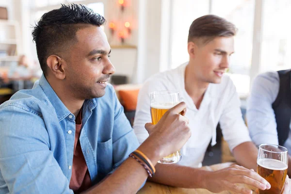 幸せの男性の友人でビールを飲みながらバーやパブ — ストック写真