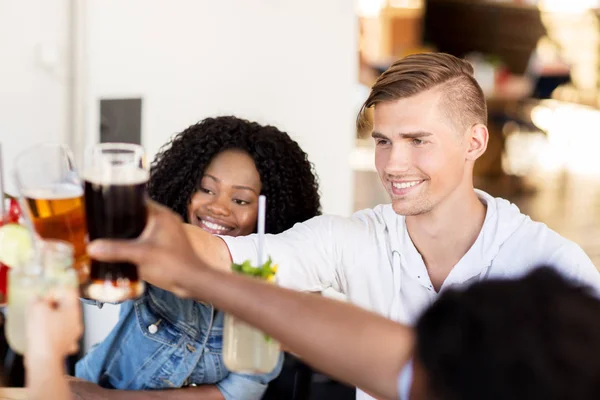 Amis cliquetis verres avec boissons au restaurant — Photo