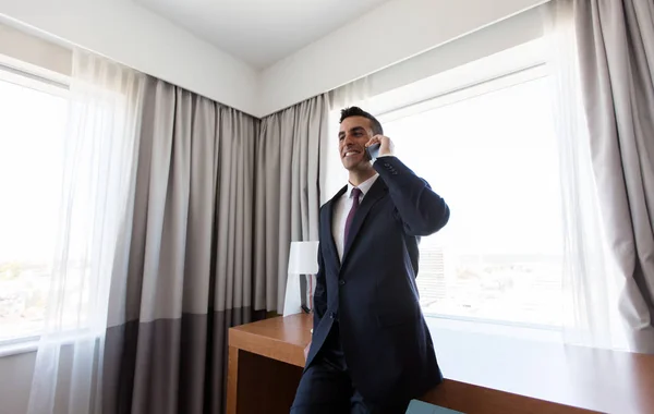 Geschäftsmann telefoniert im Hotelzimmer mit Smartphone — Stockfoto