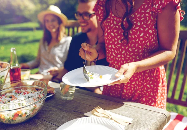 Щасливі друзі вечеряють на літній вечірці в саду Ліцензійні Стокові Фото