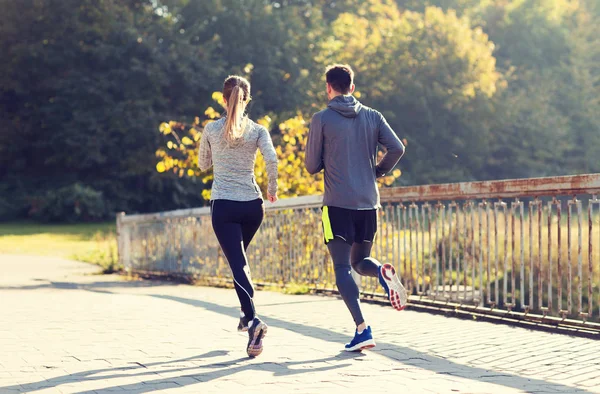 Paar läuft oder joggt im Freien — Stockfoto