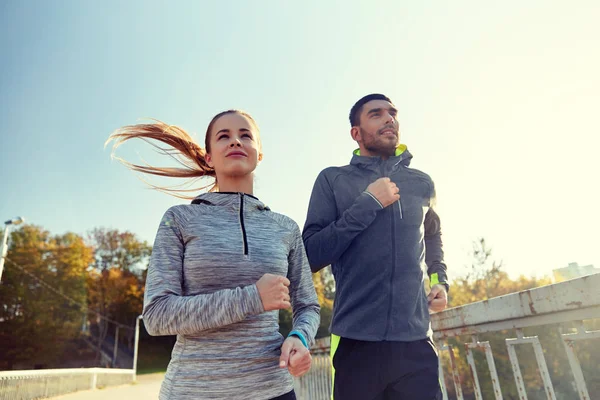 Pareja feliz corriendo al aire libre — Foto de Stock